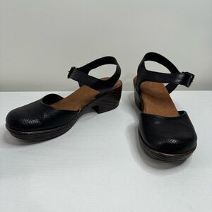 Born b.o.c. Black Leather Ankle Strap Clogs Size 10M Comfort Wedge Sandals